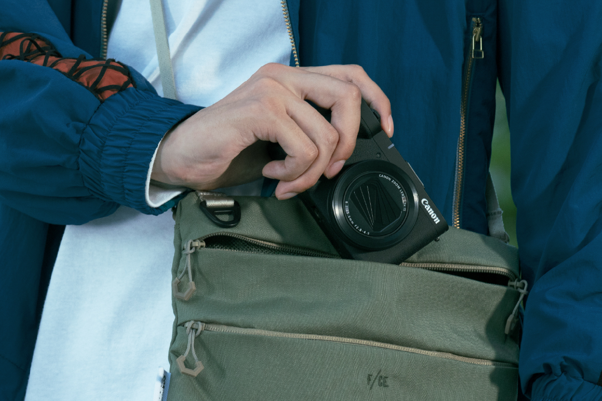 PowerShot V1 getting taken out of the bag